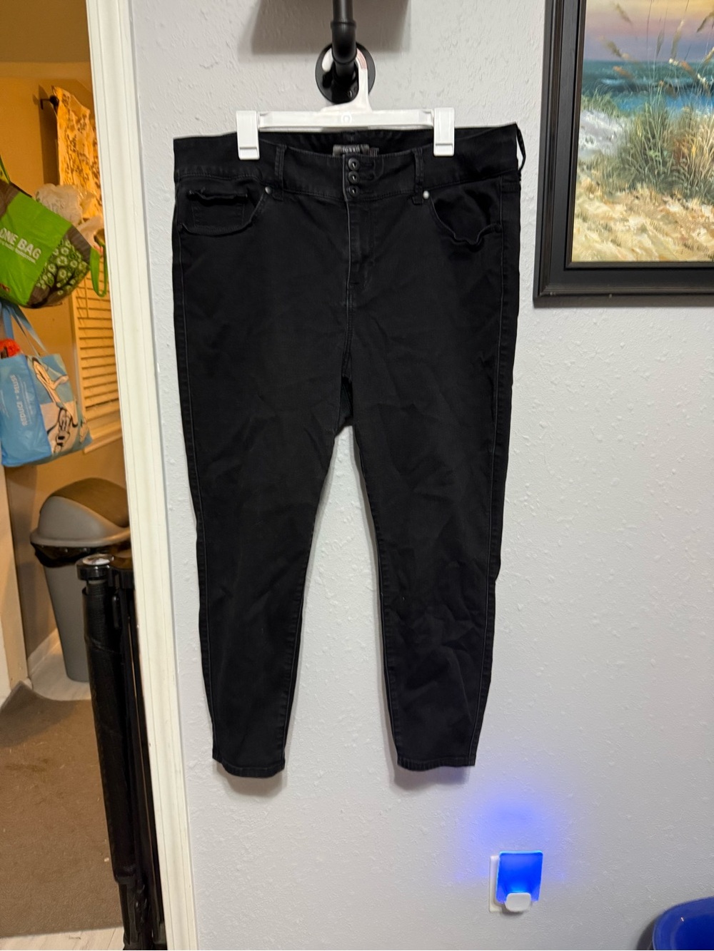 Black Women's torrid super soft High-Rise slim fit Stretch Jeans 22 short